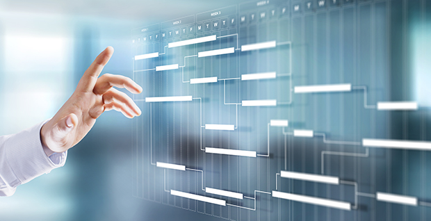 Mão apontando para o mapa mental digital feito com software de mapeamento mental.