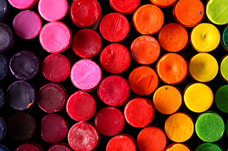 さまざまなカラーのクレヨン。