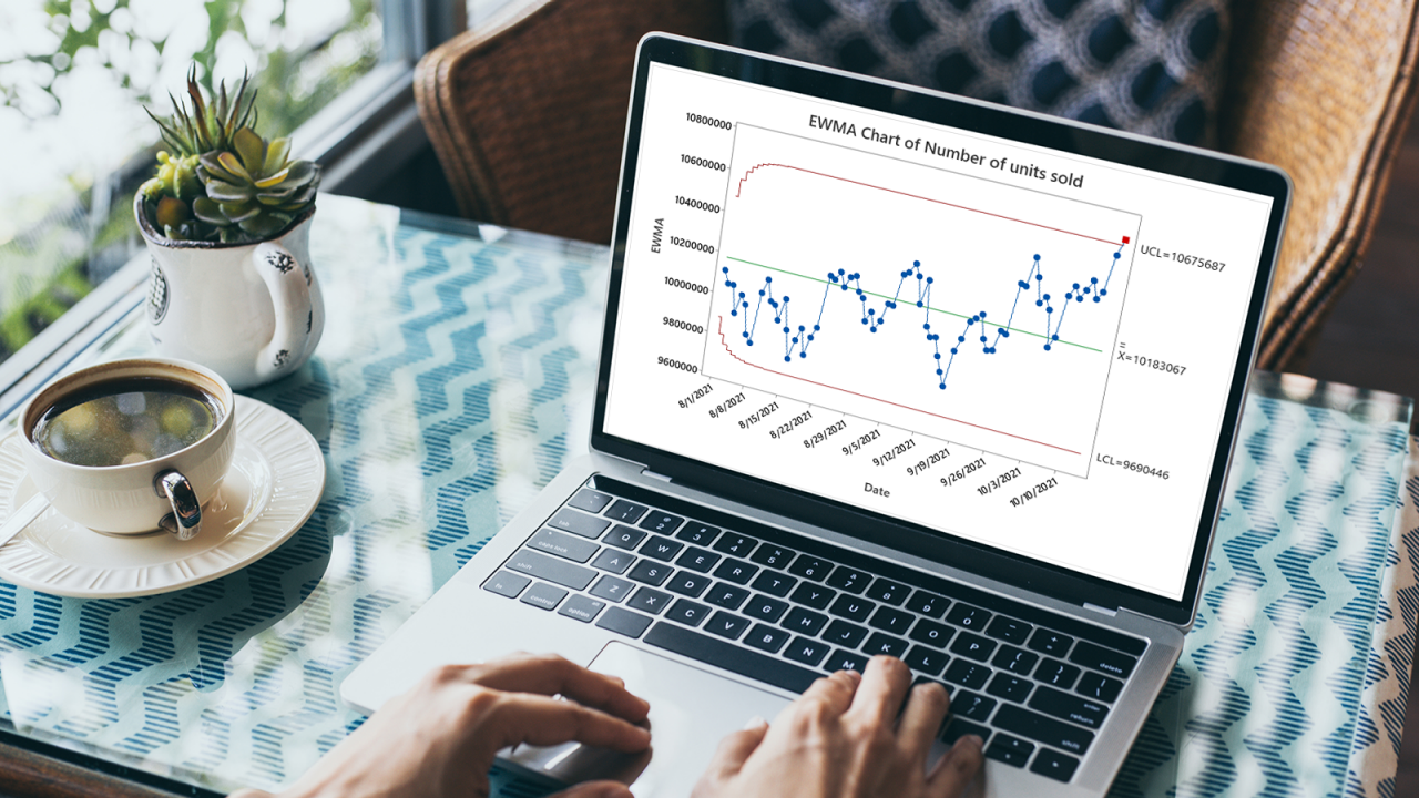 Frau mit Laptop auf einem Tisch in einem Café