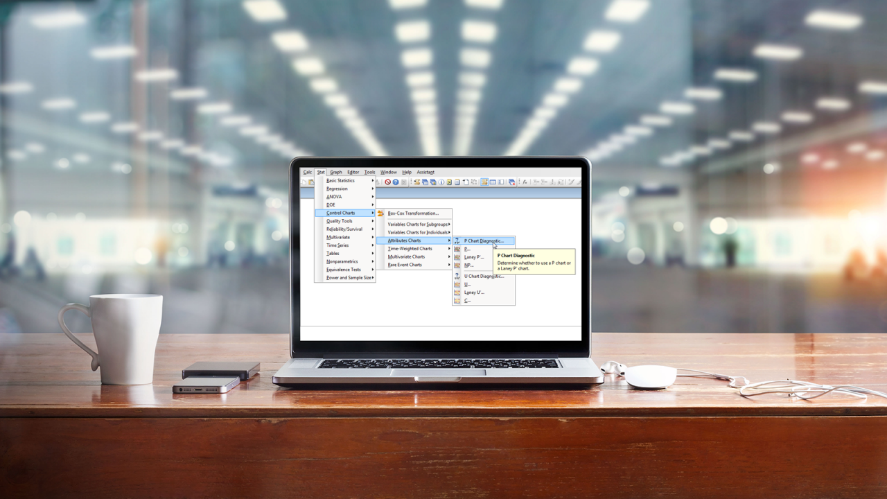Ordinateur portable avec écran blanc vierge sur table et espace de travail dans un bureau en arrière-plan